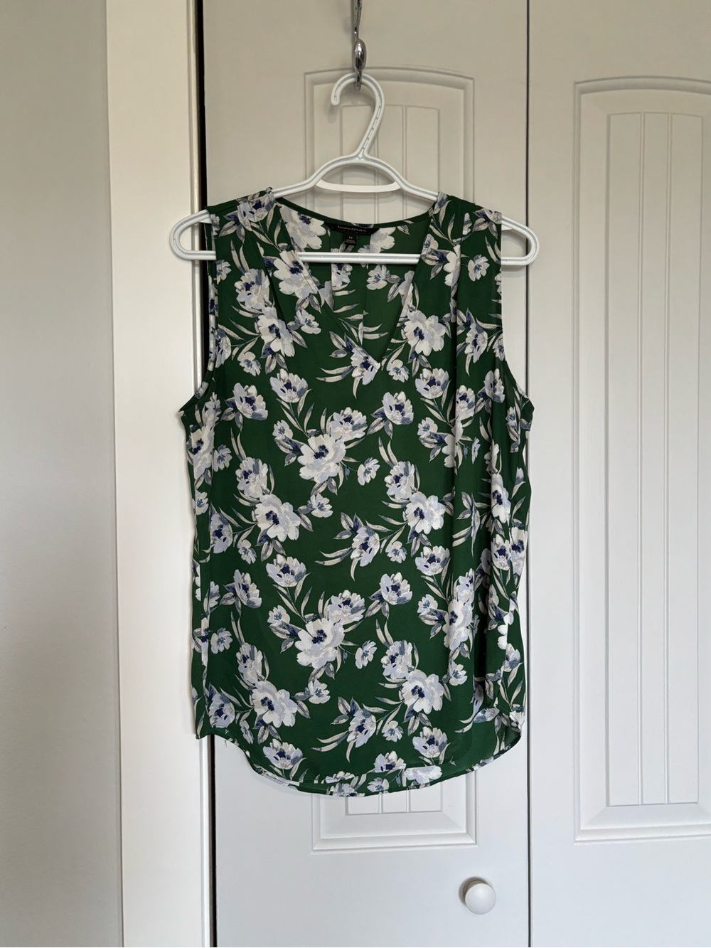 Lovely Banana Republic Green Floral Sleeveless Blouse with V neck